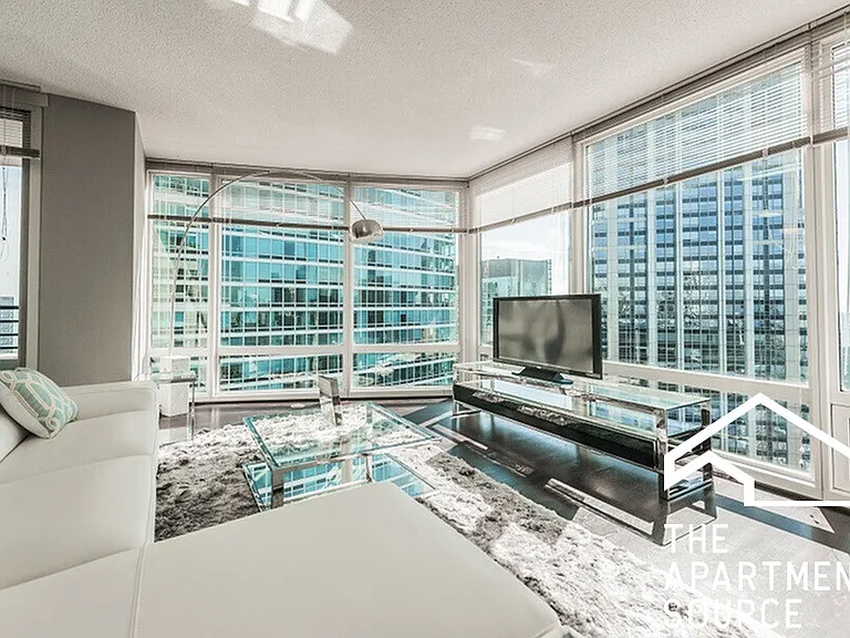 345 E Ohio St #3BR3BA — Photo 4