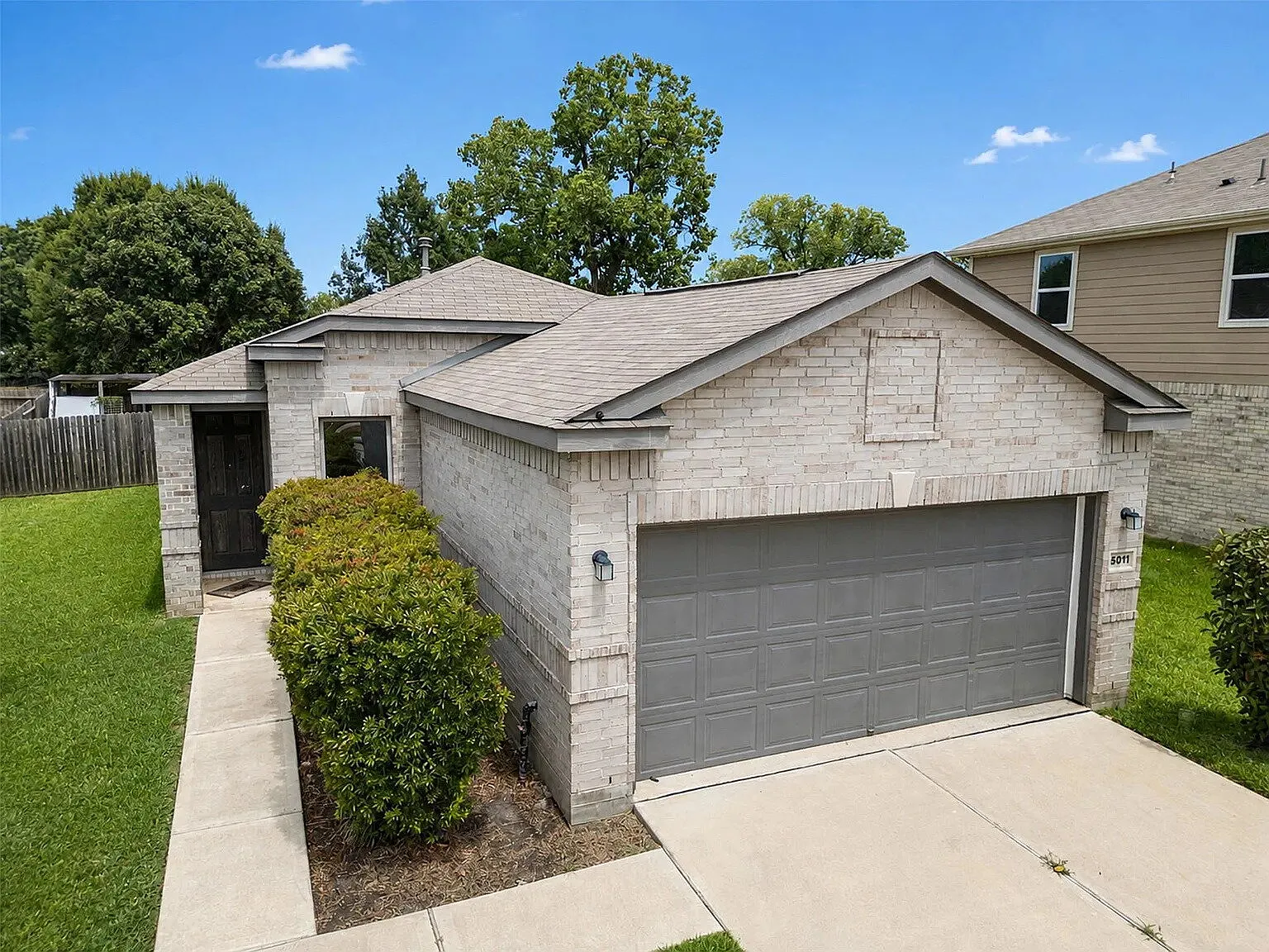 3 bed, 2.0 bath, 1305 sqft, $1,850 — Photo 2