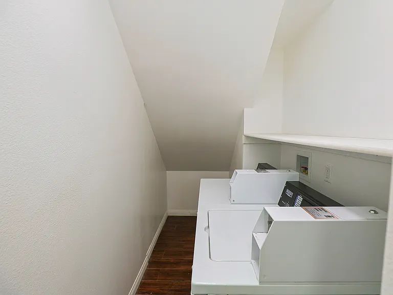 2626 S Budlong Ave #4 — Photo 9
