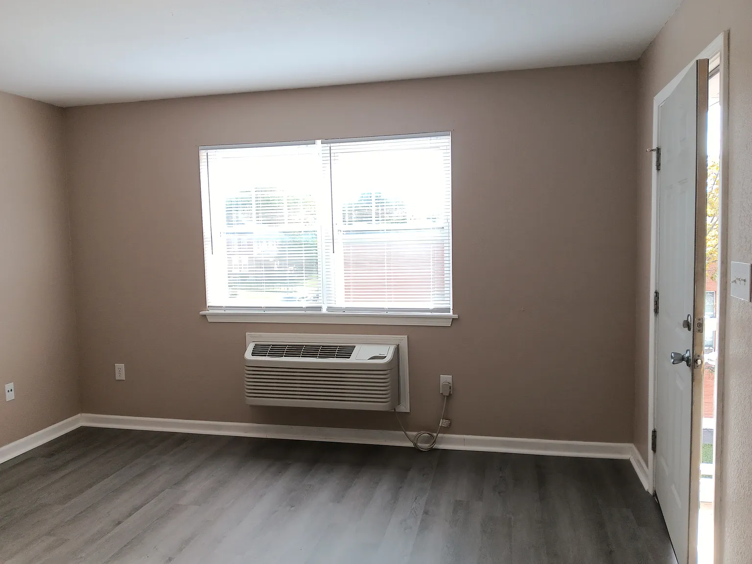 2 bed, 1.0 bath, $810 — Photo 2