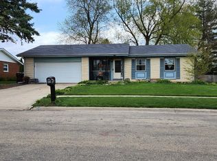 1243 Sunnymeade Dr, Rochelle, IL 61068