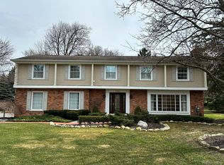 3725 Burning Tree Dr, Bloomfield Hills, MI 48302