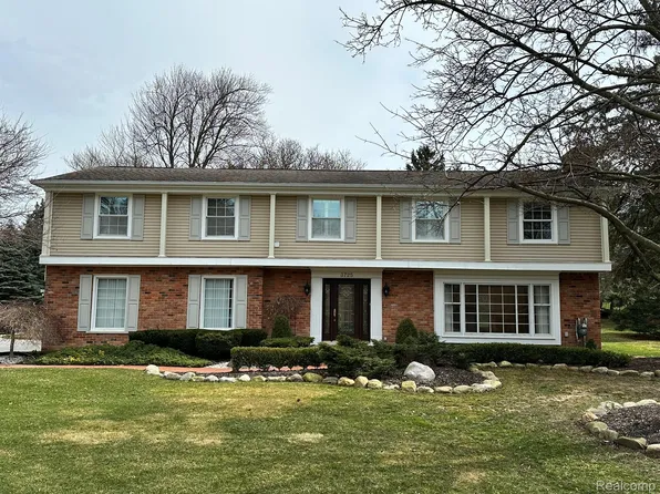 3725 Burning Tree Dr, Bloomfield Hills, MI 48302