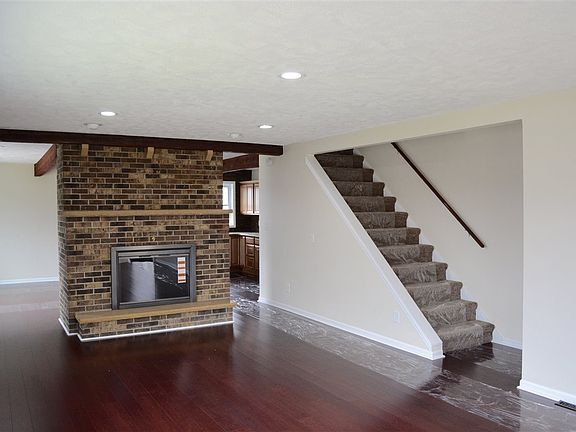 3rd image of 313 Candlewick Dr SE