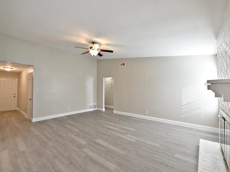 11214 Blackmoor Dr — Photo 4