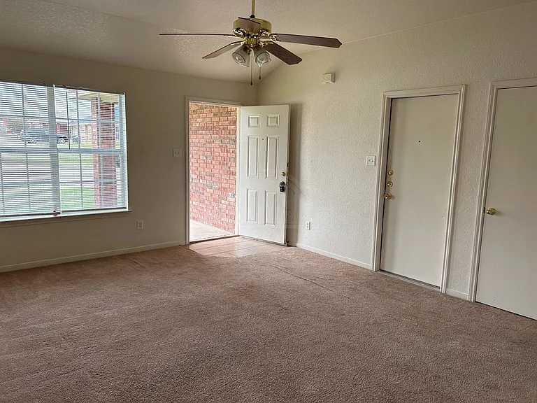 502 Primrose Dr — Photo 3
