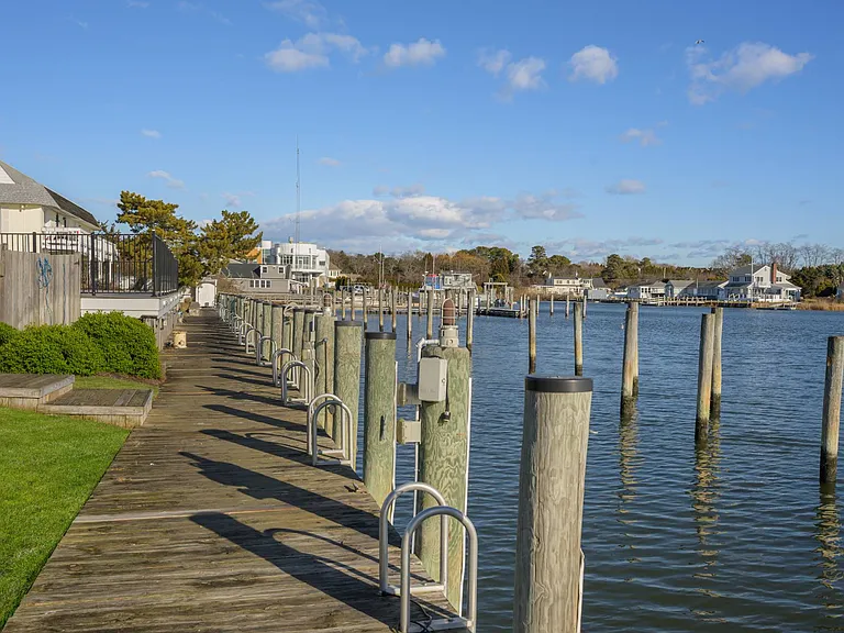 30 Little Neck Rd #18 — Photo 3