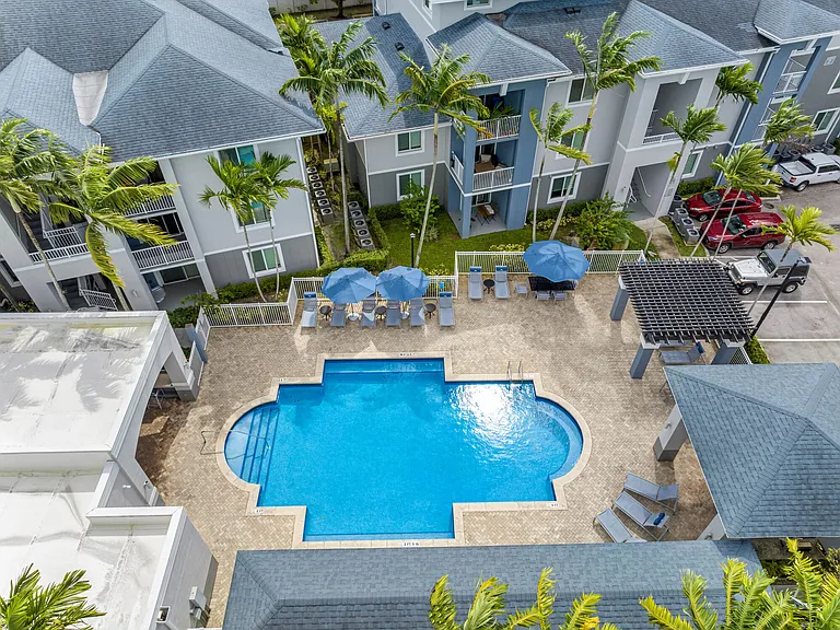 Blu on Marina Boulevard — Photo 20