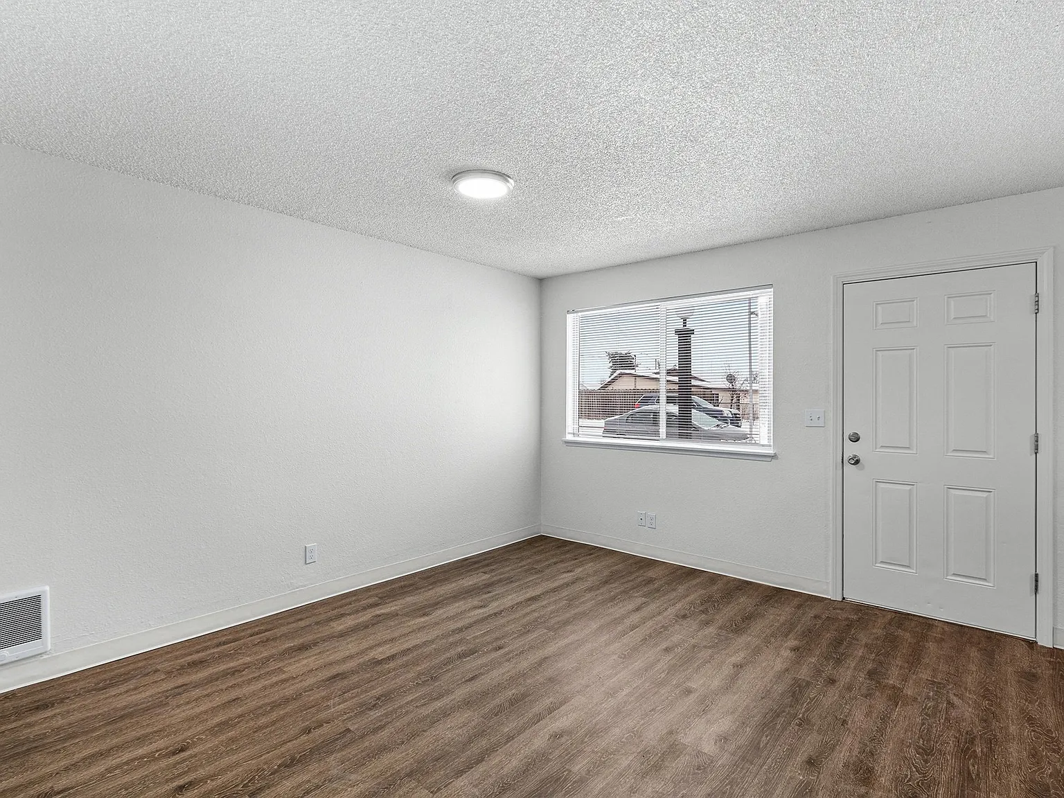 Creekside Apartments — Photo 4