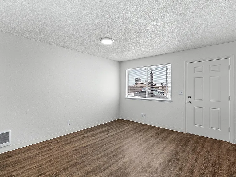Creekside Apartments — Photo 4