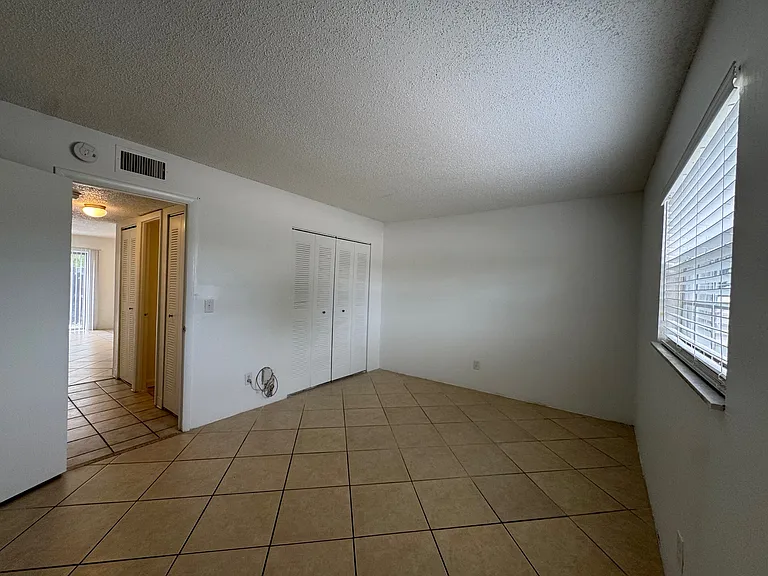 Executive House Apartments — Photo 15