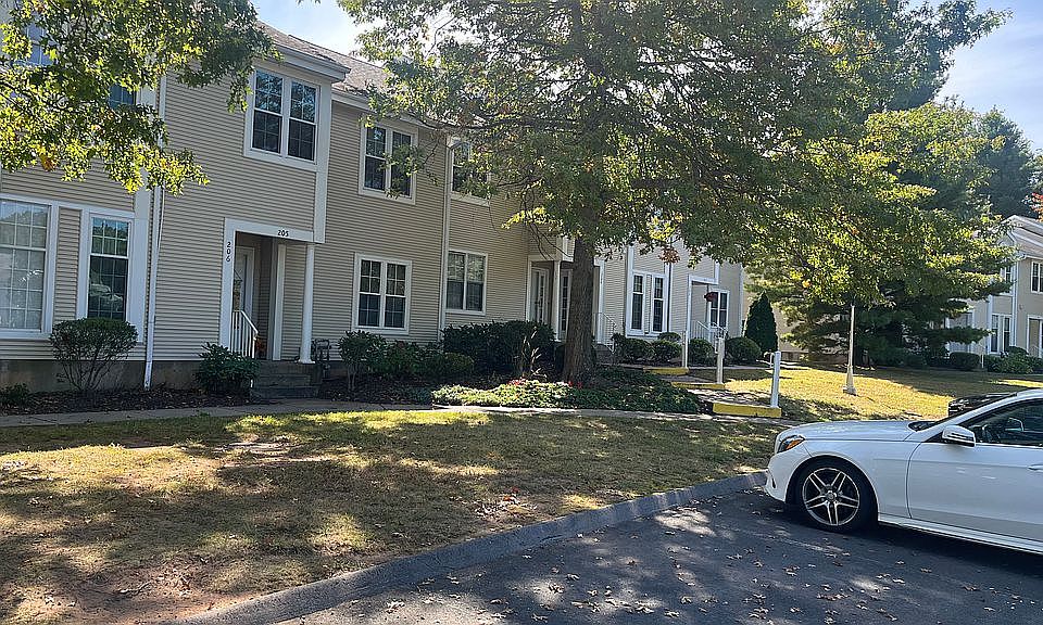 1st image of 204 Country Club Ct #204