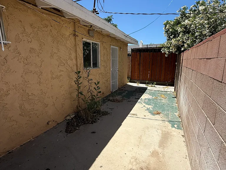 341 E Avenue Q7 — Photo 8