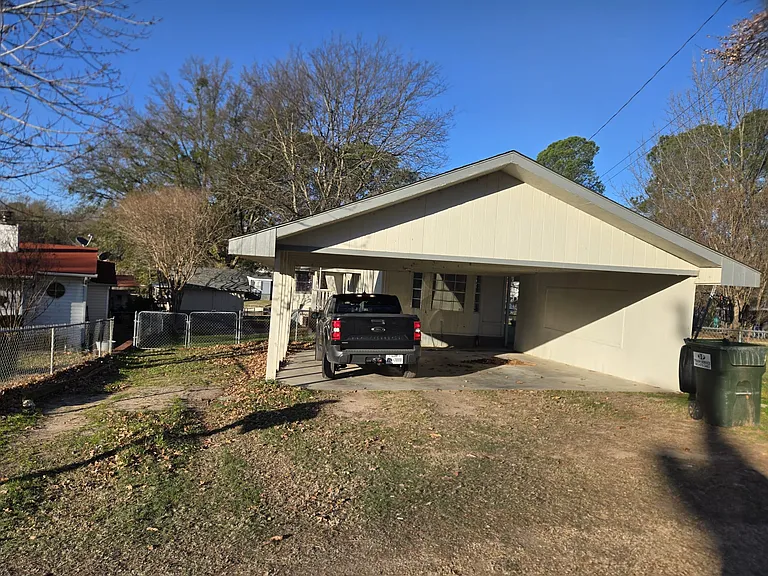 251 Southlake Dr — Photo 1