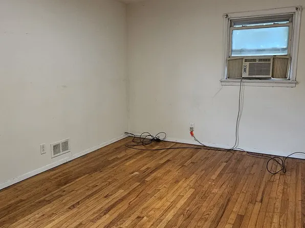 502 Avenue East image 22 of 28