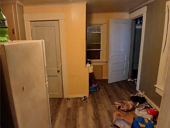 4th image of 102 Expense St