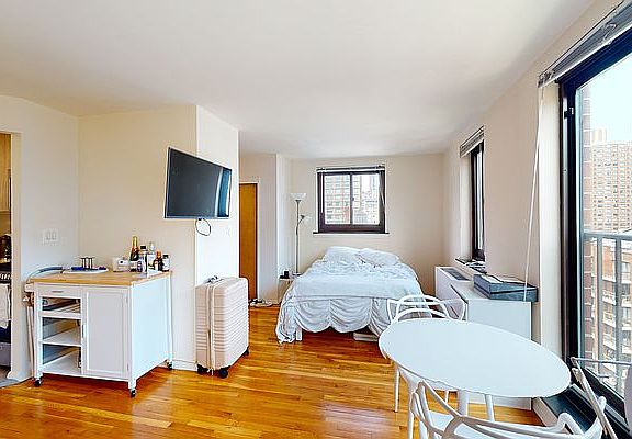 2nd image of 230 E 30th St APT 14G