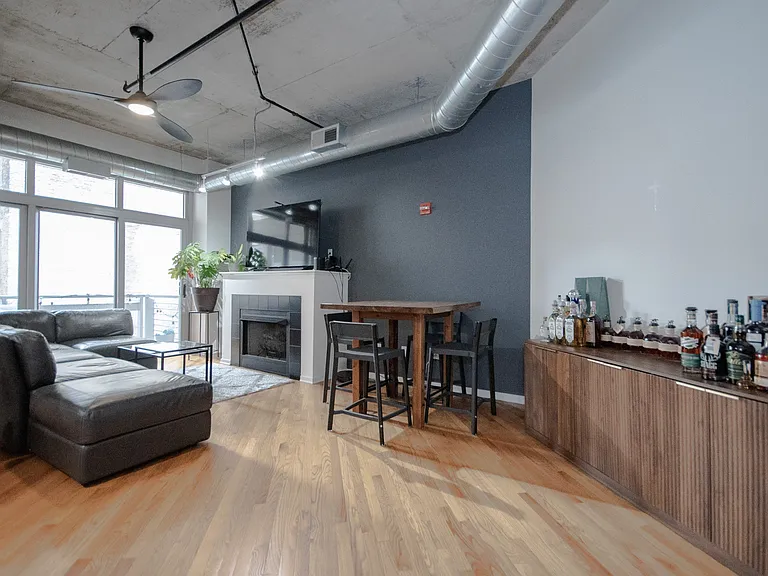931 W Van Buren St #422 — Photo 2