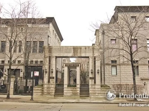 950 N Clark St #33C, Chicago, IL 60610
