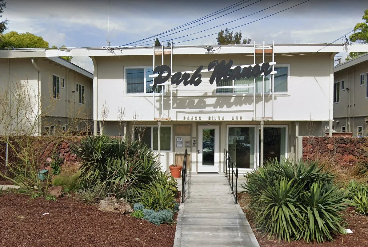 Park Manor — Photo 1
