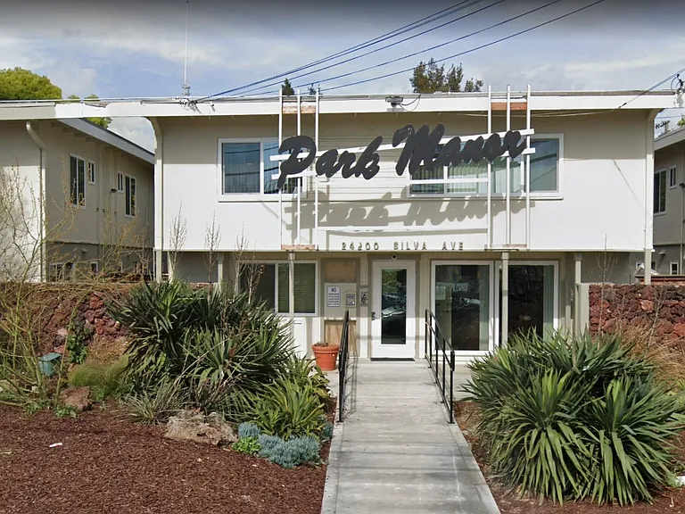 Park Manor — Photo 1