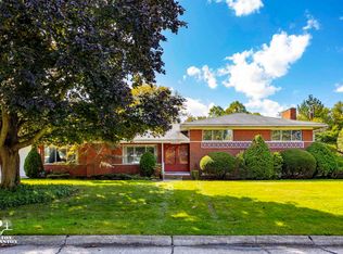 17 Briarcliff Pl, Grosse Pointe Shores, MI 48236