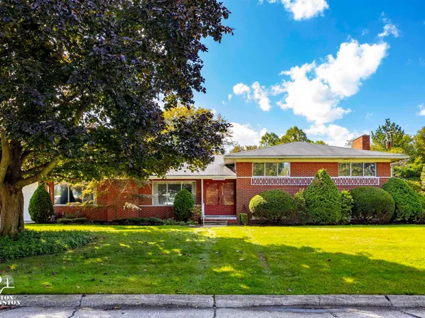 17 Briarcliff Pl, Grosse Pointe Shores, MI 48236
