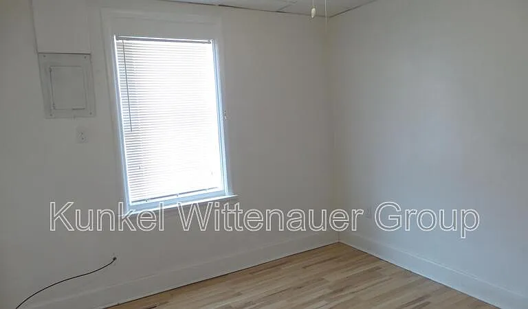 324 N Jackson St — Photo 8