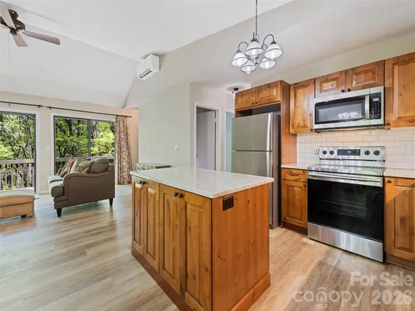 662 Locust Dr, Maggie Valley, NC 28751