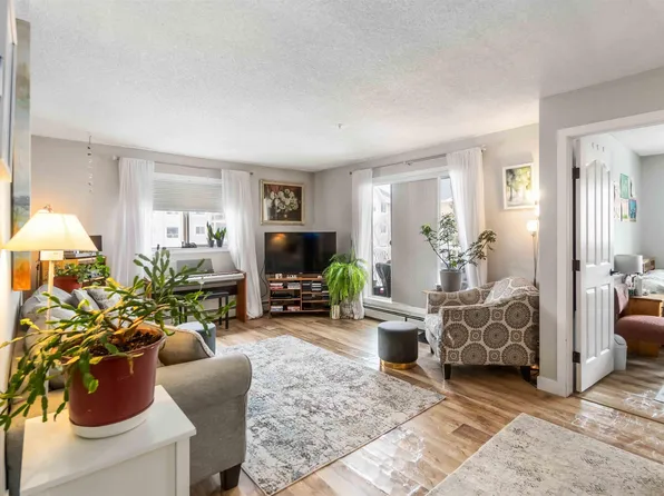 17447 98a Ave NW, Edmonton, AB T5T 6M4