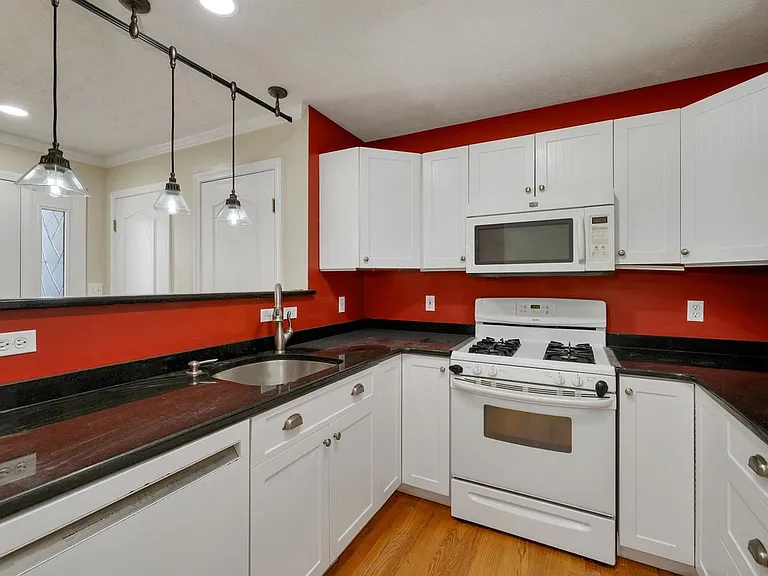 32 Suffolk Ct — Photo 6