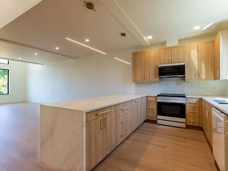 818 E 22nd Ave — Photo 12