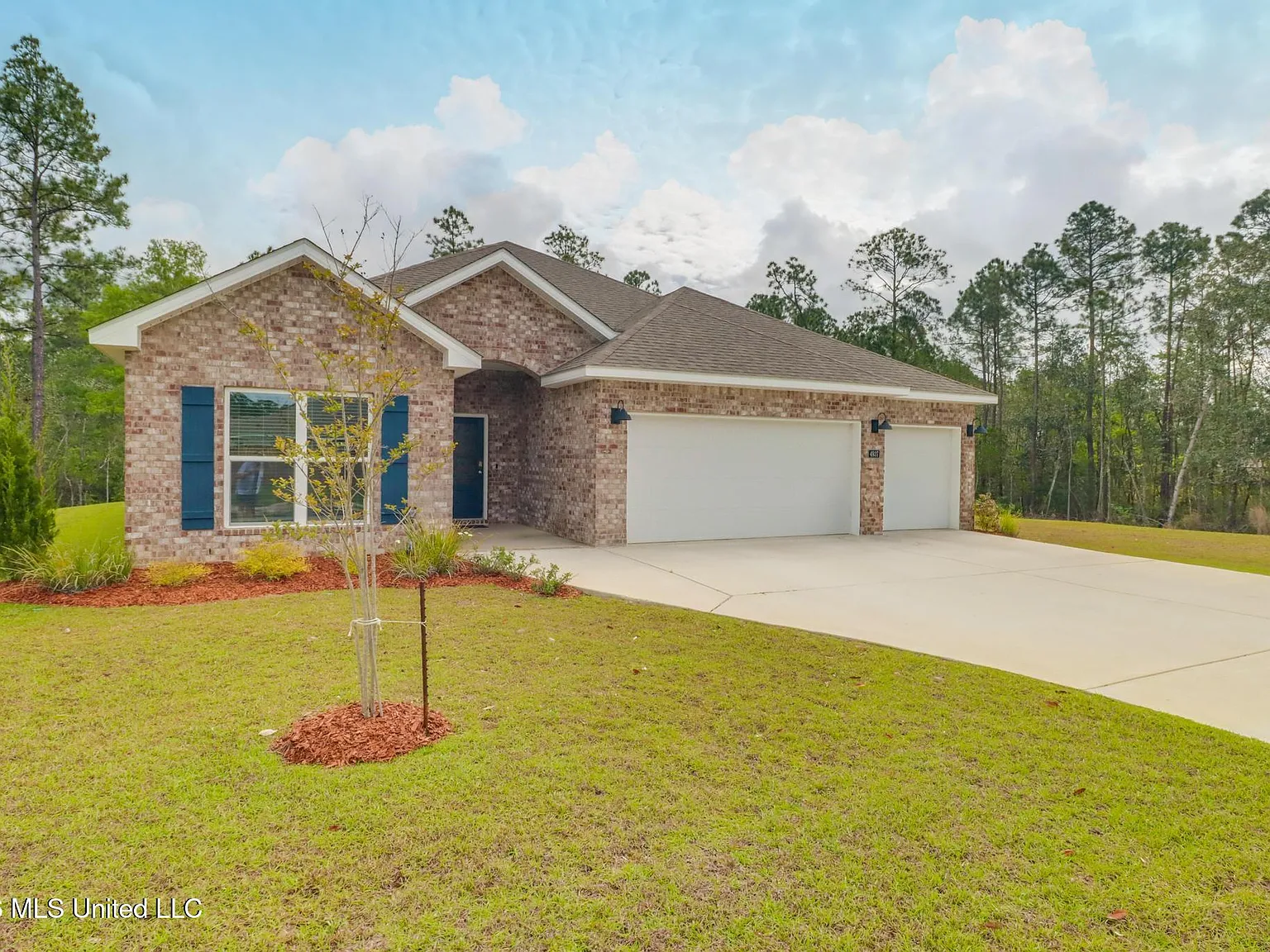 4 bed, 3.0 bath, 2486 sqft, $3,000 — Photo 2
