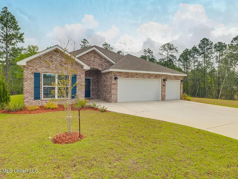 4937 Fern Dr — Photo 2
