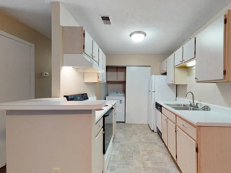 Cambridge Apartments — Photo 27