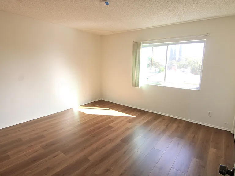 13552 Burbank Blvd #3 — Photo 14