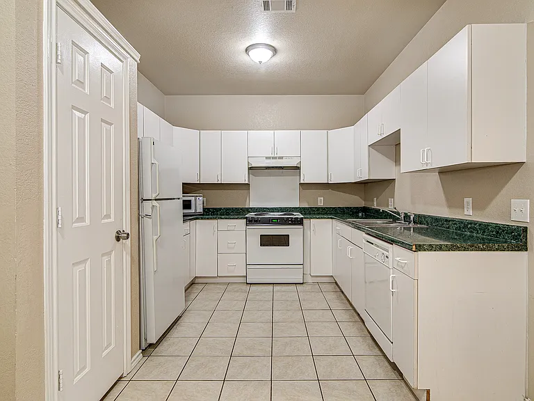 116 Honey Bee Dr #116 — Photo 8