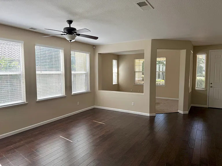 772 Sheffield Ln — Photo 2
