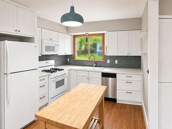 3rd image of 6800 Meadow Cir