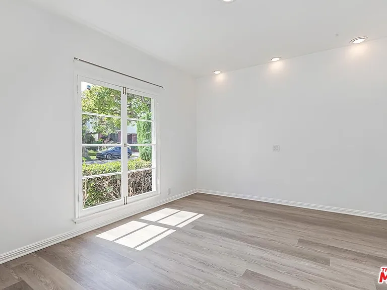 212 N Palm Dr — Photo 13