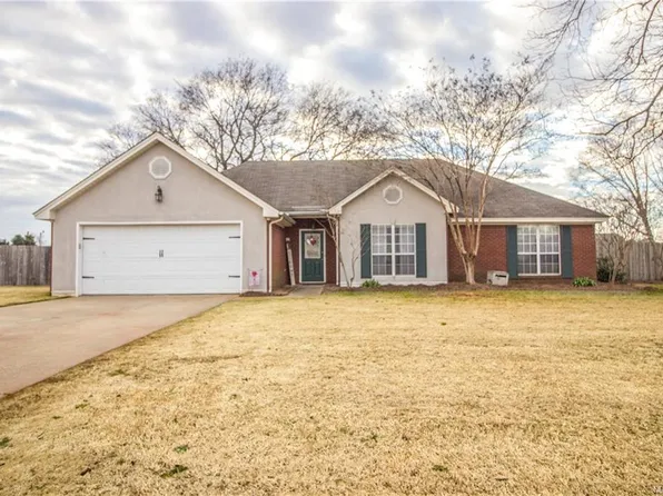 44 Plantation Way, Deatsville, AL 36022