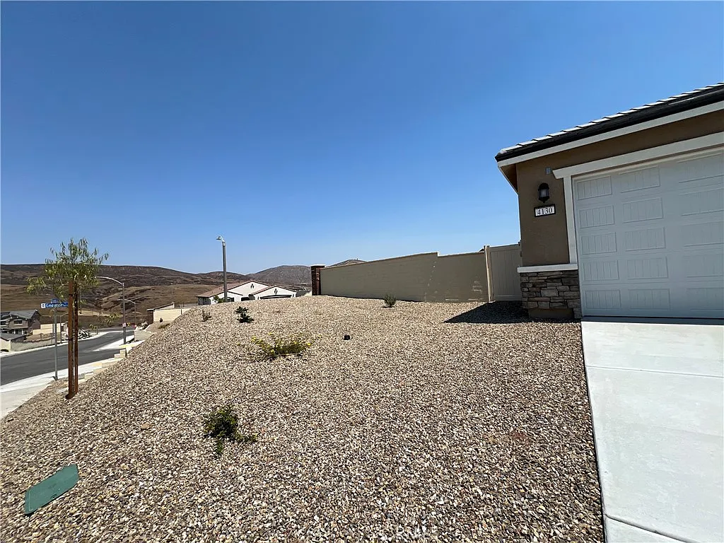 4 bed, 2191 sqft, $3,650 — Photo 3