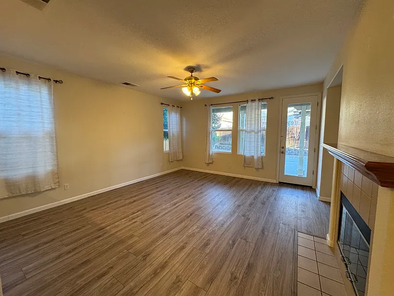 2912 Safford Ave — Photo 6