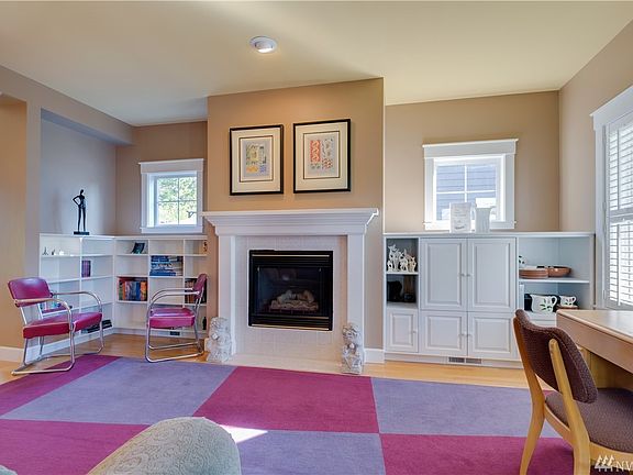 3rd image of 817 Village Cir NW