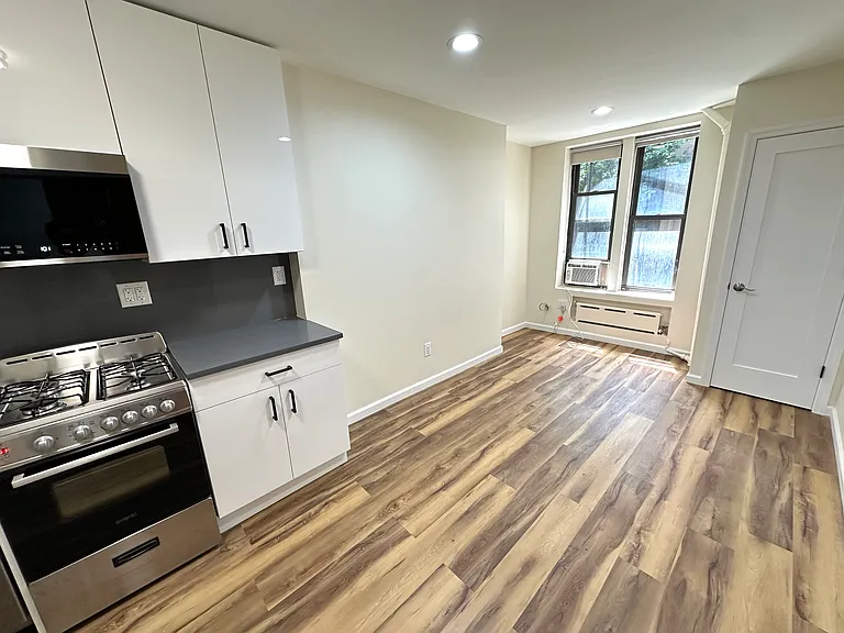 320 E 6th St #1R — Photo 6
