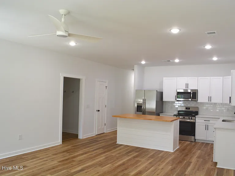 834 Greenwood Ct — Photo 4