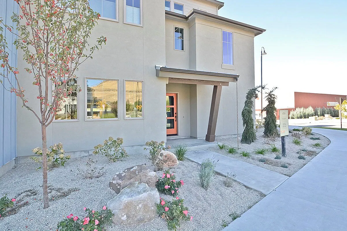 One of a Kind-3 Bedroom and 3 Bathroom Luxury Townhouse in Harris Ranch. — Photo 3