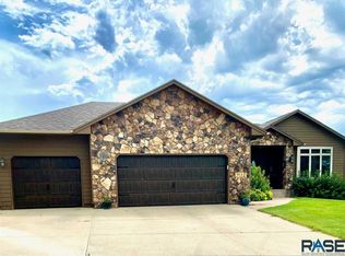 913 W Whispering Cir, Sioux Falls, SD 57108