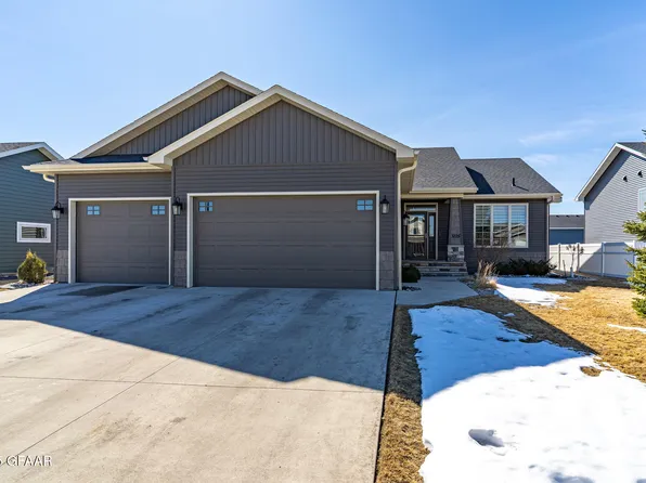 3225 44th Ave S, Grand Forks, ND 58201