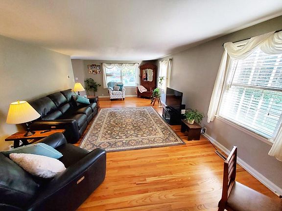 5th image of 6211 Raymond Ct